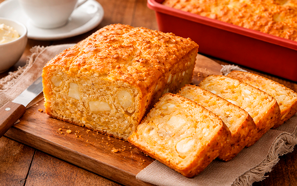 Minha vizinha mineira me ensinou e é tão fácil que faço toda semana: pão de forma com flocão de milho que já sai recheado do forno