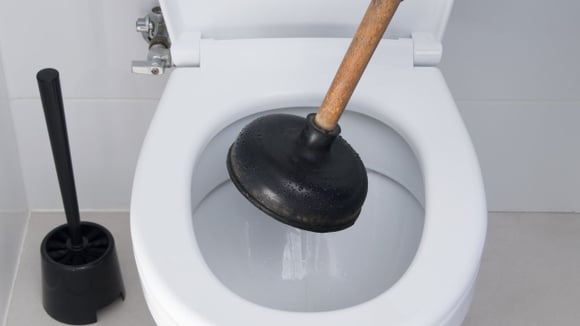 É um hábito comum em muitas casas brasileiras, mas é péssimo para o encanamento: por que não jogar restos de sabonete no vaso sanitário