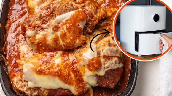 O almoço de domingo perfeito é essa parmegiana de frango na airfryer muito fácil de fazer