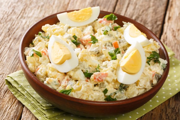 Desde que comecei a fazer salada de maionese com essa dica de um chef com Estrela Michelin, ela sempre fica mais saborosa