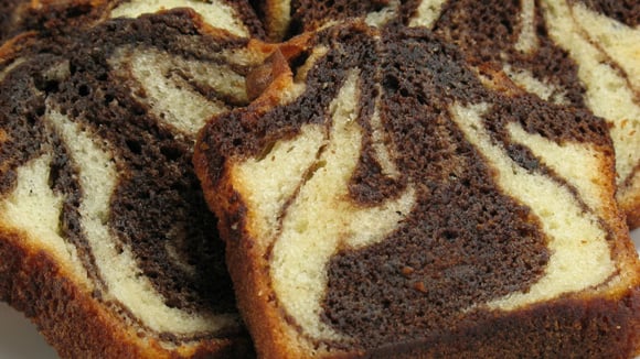 Fatia de bolo mesclado de chocolate com baunilha (Créditos: Canva)