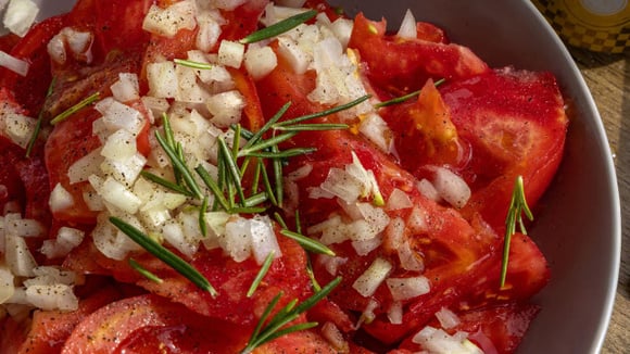 Quem quiser pode acrescentar outros temperos à salada de tomate, mas sem exagerar (Créditos: Shutterstock)
