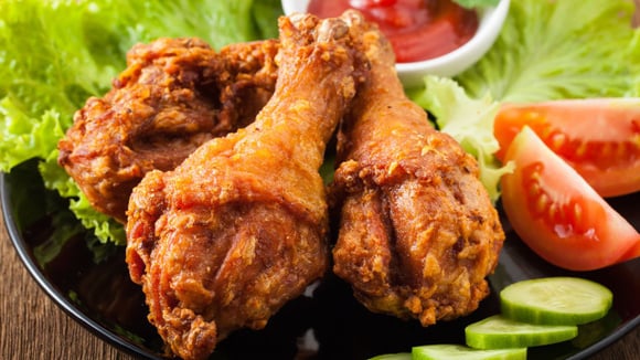 Revelando a receita para fazer frango frito sem precisar empaná-lo em farinha. Fácil de fazer e não gruda na panela