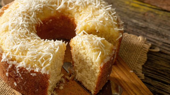 Fofinho, macio e com bastante coco, esse bolo é perfeito para o lanche da tarde (Créditos: Shutterstock)