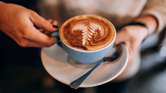 O estudo ajuda a entender melhor os efeitos do consumo de café na microbiota e no bem-estar (Créditos: Magnific)