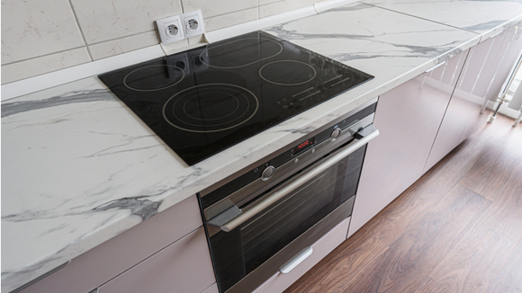Profissionais de limpeza concordam: papel toalha é essencial para remover resíduos do cooktop