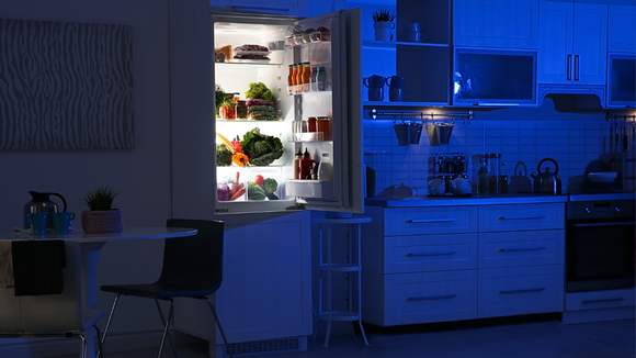 Geladeira estalando durante a noite costuma fazer parte do funcionamento normal do aparelho. (Foto: Canva)