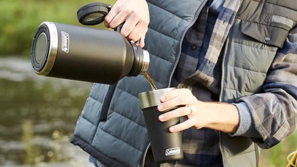 Garrafa Growler Coleman de 1,9L entra em oferta e mantém bebidas geladas por até 76 horas