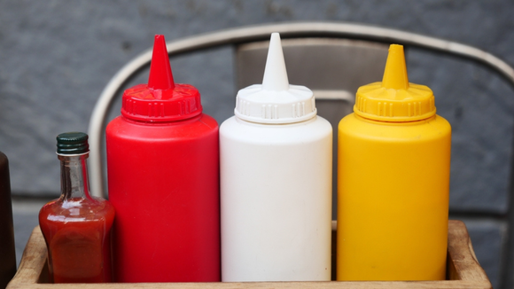 Nova regra sanitária proíbe bisnagas de ketchup, maionese e mostarda em estabelecimentos de SP: veja o que muda em restaurantes e lanchonetes