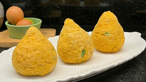 Só 3 ingredientes e uma airfryer: a coxinha cremosa que aprendi no TudoGostoso é obrigatória aos domingos aqui em casa