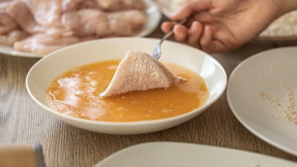 Adicione 1 colher de sopa de vinagre na hora de fazer frango à milanesa e vai se surpreender com o resultado