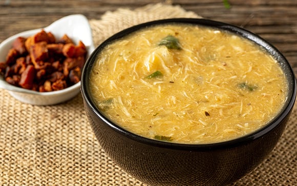 Minha família ama essa minha sopa de mandioca com queijo: basta o clima ficar frio que eu já pegou uma panela grande para fazer