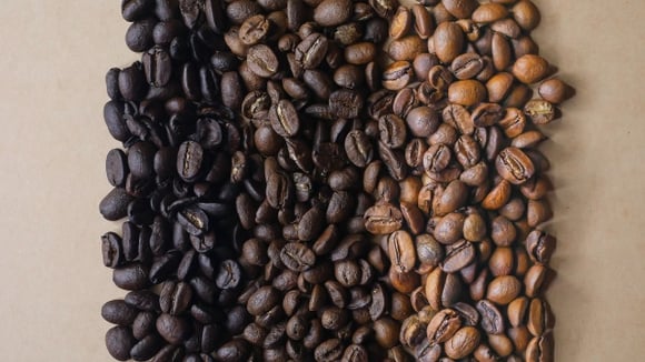 Diferentes tipos de torras de grão de café (Créditos: Shutterstock)