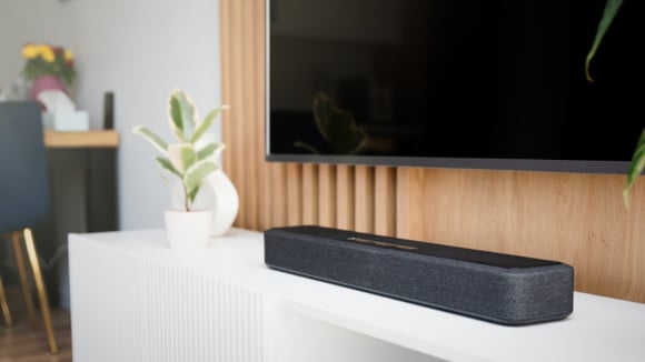 Combo com o menor preço do ano! Smart TV Samsung 43" e Soundbar por menos de R$ 2 mil