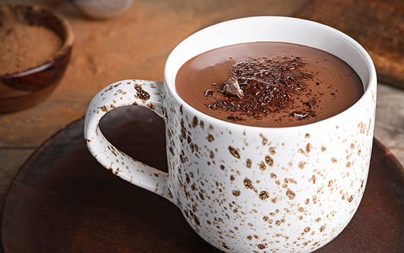 Simples de fazer, impossível de esquecer: essa receita de chocolate quente com chantilly caseiro é um ato de amor