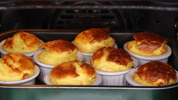 Suflê de queijo simples: o truque infalível para a receita não murchar depois do forno