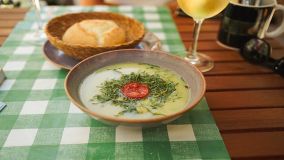 Caldo encorpado e aveludado com folhas verdes cortadas finamente para garantir uma apresentação apetitosa. (Foto: Shutterstock)