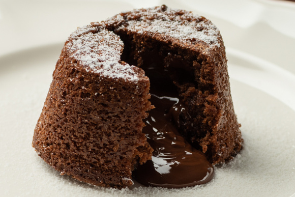 Petit gateau de micro-ondas fica pronto em menos de 2 minutos e vai matar sua vontade de doce rapidinho!