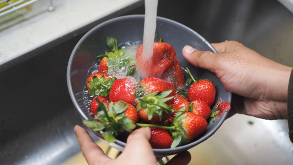 Os detalhes fazem toda a diferença na hora de lavar as frutas (Créditos: Shutterstock)
