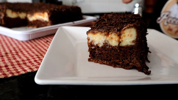 Massa fofinha de chocolate é a base para o recheio cremoso dessa receita. (créditos: reprodução/Youtube)
