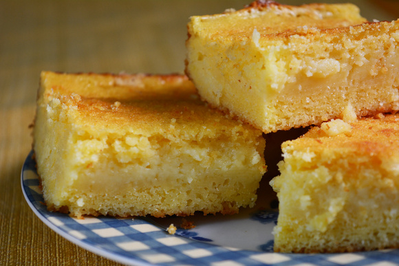 Bolo de fubá com creme de leite é o mais molhadinho do mundo e de comer rezando
