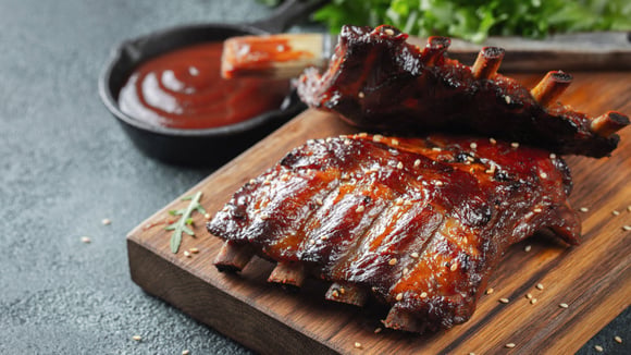 Molho barbecue básico fica pronto em 15 minutos: aprenda já a receita simples