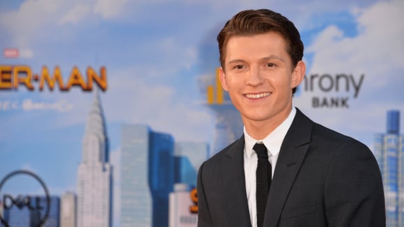 Aos 30 anos, Tom Holland revela o treino que mudou seu corpo: “Comece com 1 barra fixa, 2 paralelas, 3 flexões, 4 abdominais e 5 agachamentos – essa é a primeira rodada.”