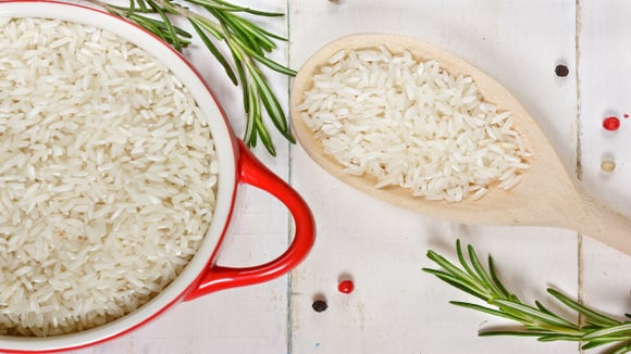 Coloque alecrim em um pote com arroz e se surpreenda com os benefícios que ele traz para sua casa