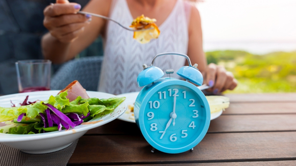 Qual é o intervalo ideal entre as refeições? Especialista explica de quanto em quanto tempo você deve comer