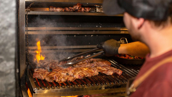 Todo mundo faz errado: 5 erros no churrasco que podem arruinar até os melhores cortes de carne