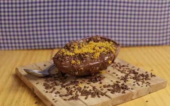 Ovo de Páscoa recheado com bolo de cenoura (Créditos: TudoGostoso)