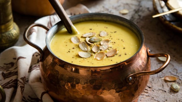 Sopa de abóbora do bruxo finalizada com sementes dentro da panela (Créditos: Shutterstock)