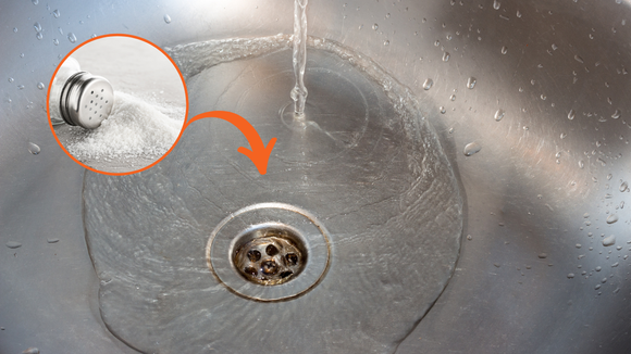 Você só precisa de um pouco de sal e 5 minutos para desentupir os canos dos banheiros e da cozinha