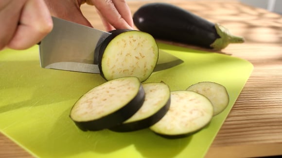 Segredo simples para evitar que a berinjela absorva óleo durante a fritura: TudoGostoso revela truque fácil para resultados crocantes