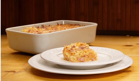 O arroz de forno à parmegiana usa o molho e o queijo derretido da receita original (Créditos: TudoGostoso)