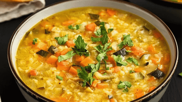 Nesse frio, nada mais gostoso do que jantar uma canja de galinha cremosa e quentinha, e o TudoGostoso tem a receita perfeita!