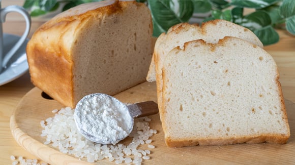 O arroz de ontem vira o pão de forma de hoje: essa receita de pão SEM GLÚTEN não precisa sovar e a massa é muito fofinha