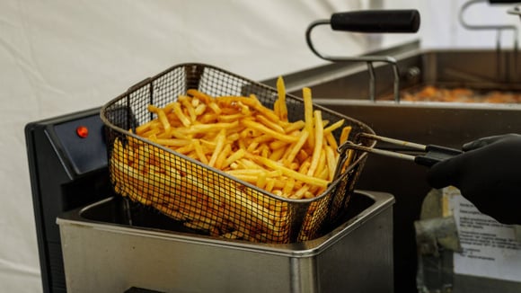 A limpeza regular da fritadeira ajuda na conservação do aparelho e garante alimentos com boa qualidade (Créditos: Shutterstock)