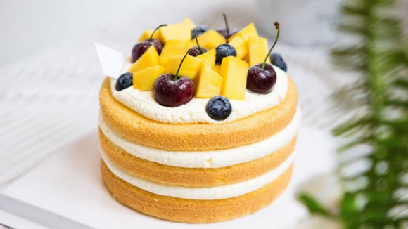 Bolo pelado de baunilha com recheio de chantilly e decorado com frutas (Créditos: Shutterstock)