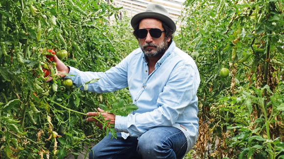Ele se formou em Direito, trabalhou como modelo e produtor de eventos, até descobrir na fazenda sua verdadeira paixão: “Rei dos Tomates”