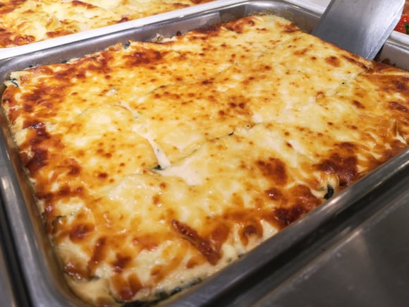 Nem bolonhesa, nem molho branco: a lasanha de estrogonofe é a melhor receita de todas e vai te deixar com água na boca