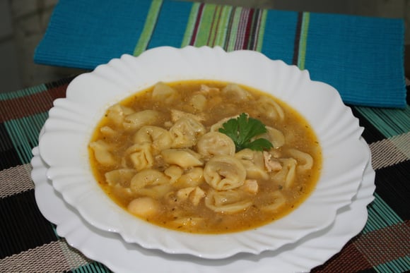 Essa sopa de capeletti vai deixar todo mundo com água na boca! (Créditos: TudoGostoso)