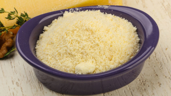 Seu queijo ralado mofa rápido? Descubra o jeito certo de armazenar para ele durar semanas na geladeira