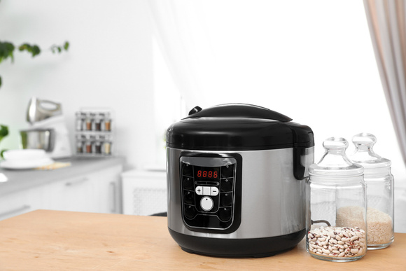 Almoço mais rápido e sem vigiar o fogão: panela elétrica 5L com 44% OFF por quase R$ 300