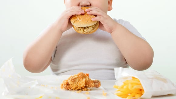 É uma emergência de saúde global: obesidade infantil quase dobra em todo o mundo (e o que pode ser feito para combater isso)