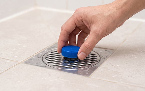Colocar uma tampa de garrafa no ralo do chuveiro: por que é recomendado fazer isso em casa e qual problema resolve