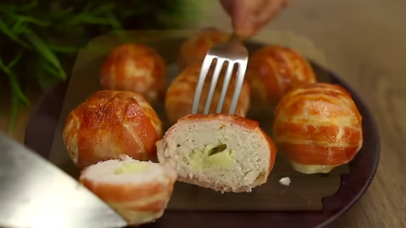 Bolinhos de frango com queijo e bacon crocante no forno. (créditos: reprodução/Youtube)