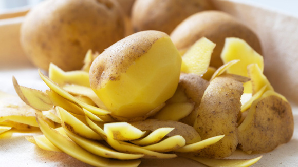Lembre-se de higienizar bem a casca das batatas antes de removê-las para fazer os chips (Créditos: Shutterstock)