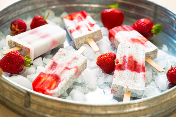 Picolé de iogurte grego com frutas é a sobremesa gelada saudável para curtir o verão sem sair da dieta!