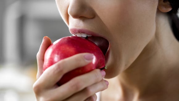 Pode comer fruta de noite? Entenda os mitos e verdades sobre o consumo do alimento antes de dormir
